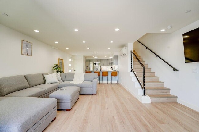 Building Photo - 827 Island Ct