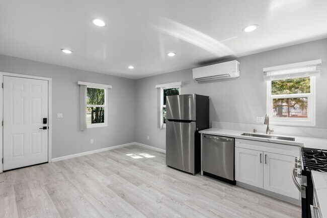 Building Photo - 1041 S Orange St