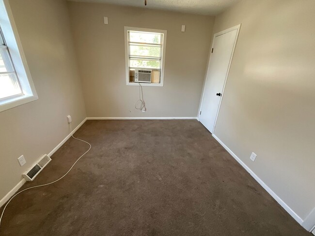 Building Photo - Leasing