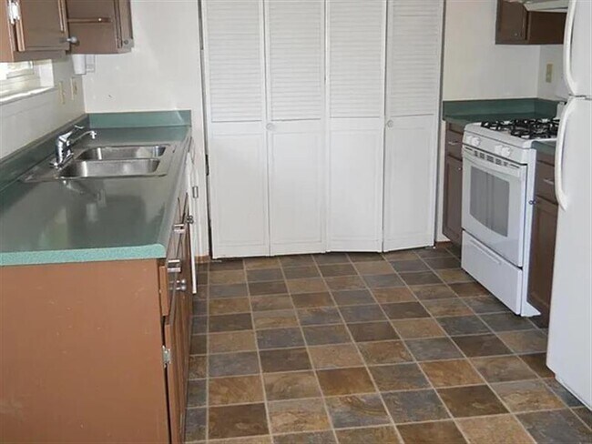 Building Photo - This Charming 3 bedroom 1 bath home