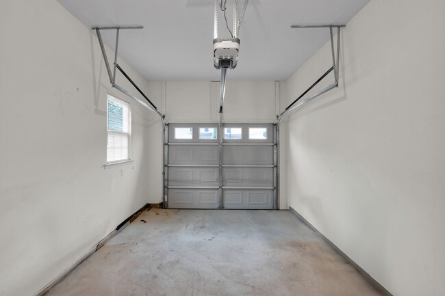 Building Photo - Modern 3-Bed Townhome on Quiet Cul-de-Sac ...