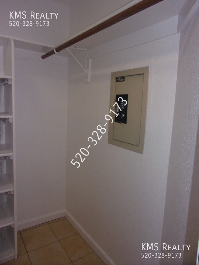 Building Photo - 3 Bedroom 2 Bath- 10048 E Desert Aire Driv...
