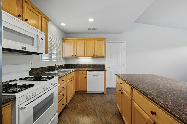 Building Photo - 51780 Avenida Velasco