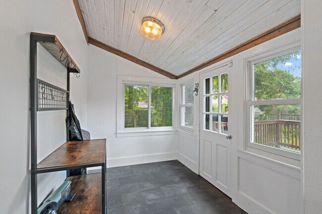 Building Photo - Adorable East Nashville Cottage w/ HUGE Fully-Fenced backyard!