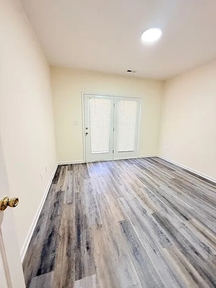 Building Photo - Room in Duplex on North St