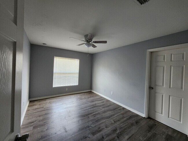 Building Photo - 977-979 Graystone Ave