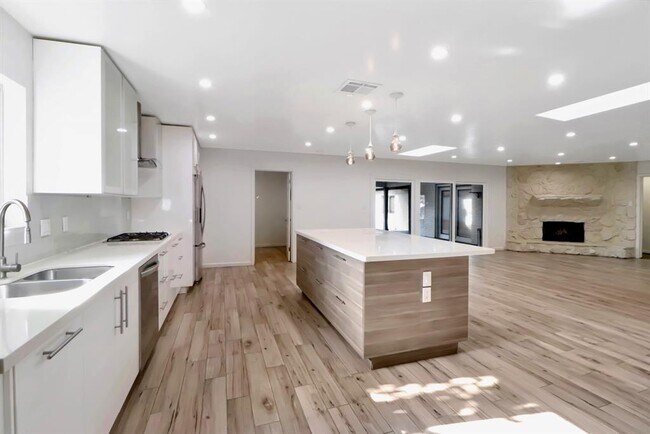 Building Photo - 5602 Sylmar Rd