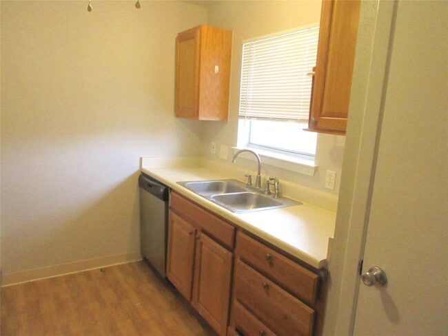 Building Photo - 1230 Shadowdale Dr