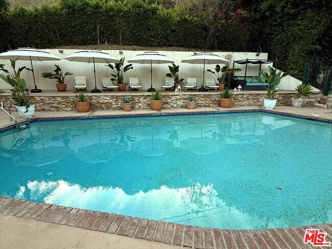 Building Photo - 1727 San Ysidro Dr