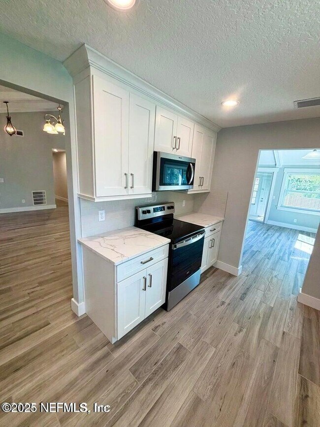 Building Photo - 5609 Hyde Park Cir