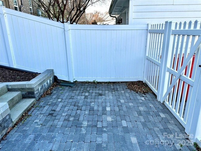 Building Photo - 15808 Sharon Dale Dr