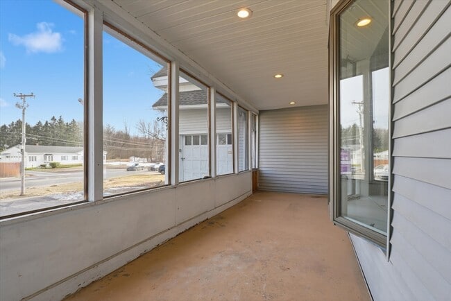 Building Photo - 156 N Broadway