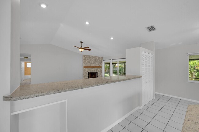 Building Photo - 1800 Primrose Ln