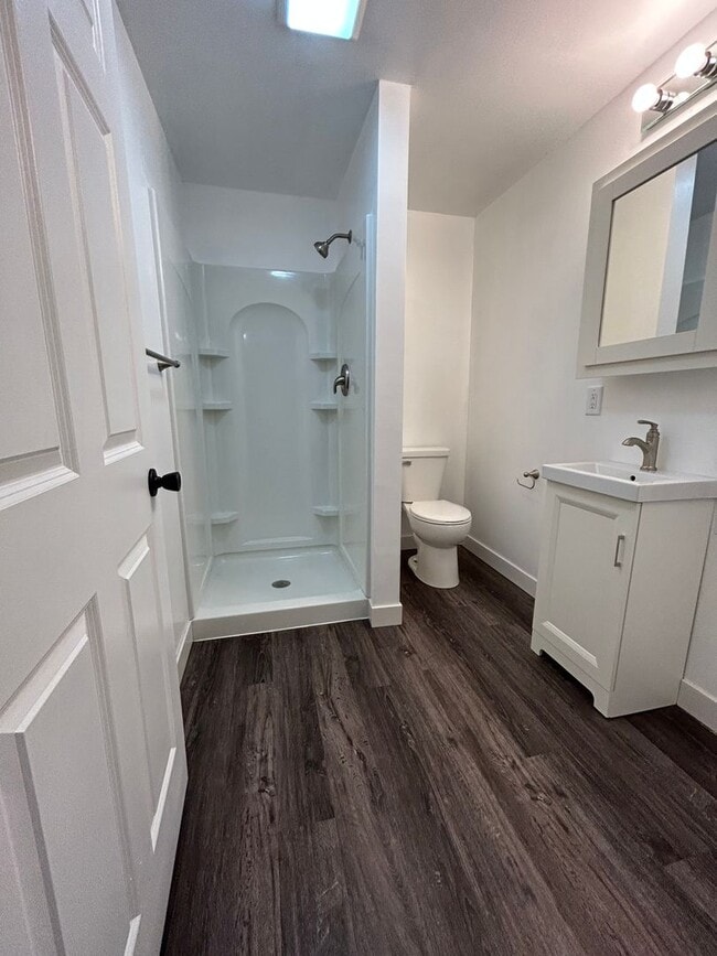 Building Photo - Two Bedroom Apartment Near Campus