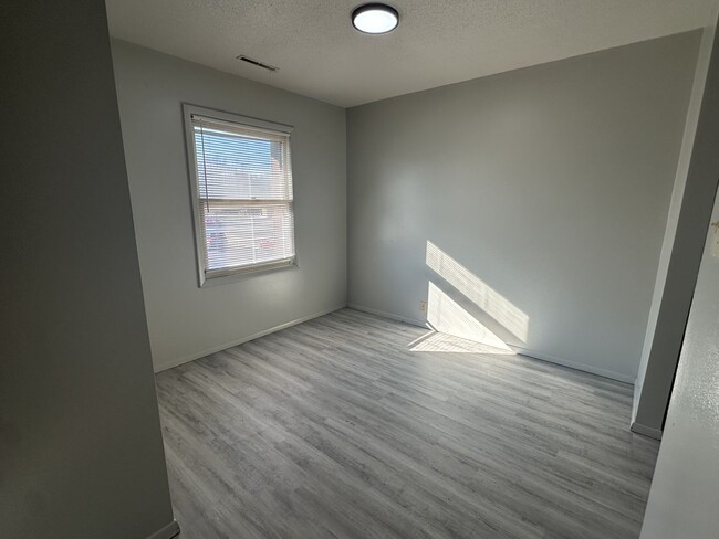 Building Photo - Near Local Restaurants and Shops with Private Screened Porch!