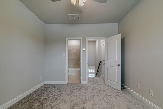 Building Photo - 327 Sweetspire Dr