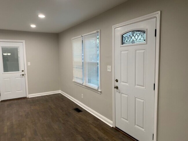 Building Photo - Beautiful two bedroom one bath near Campbellton and 166