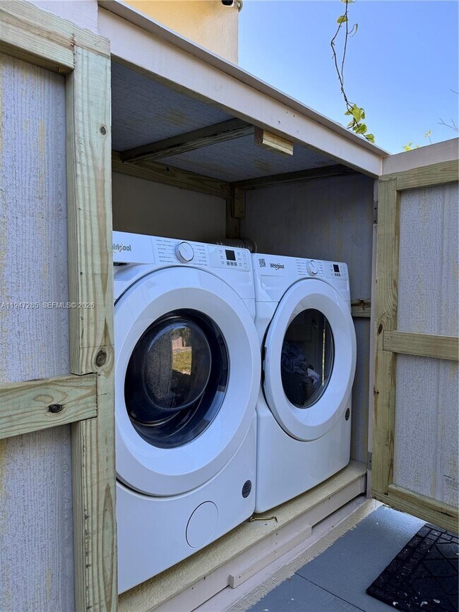 Building Photo - 883 SW 10th St