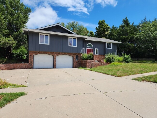 Building Photo - 2-Car Garage + Washer & Dryer + Recently Updated! Available September 3rd!