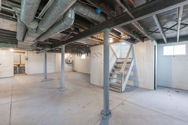 Building Photo - PRICE HILL - Stunning 4 bed 2 bath on quiet cul de sac street