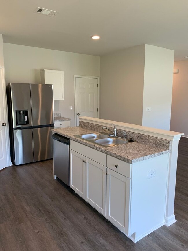 Building Photo - Move-In Ready! Spacious 3-Bedroom, 2-Bath Home in Waterbury — Apply Today to Secure Yours!