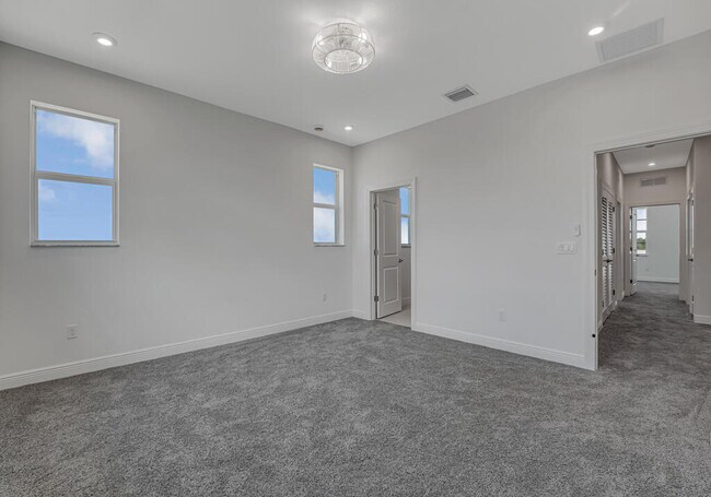 Building Photo - 930 SW Pr Ave