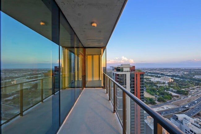 Building Photo - 610 Davis St