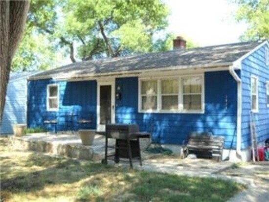 Primary Photo - 2921 S Appleton Ave