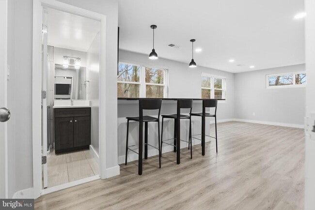 Building Photo - 6616 Beverly Ave