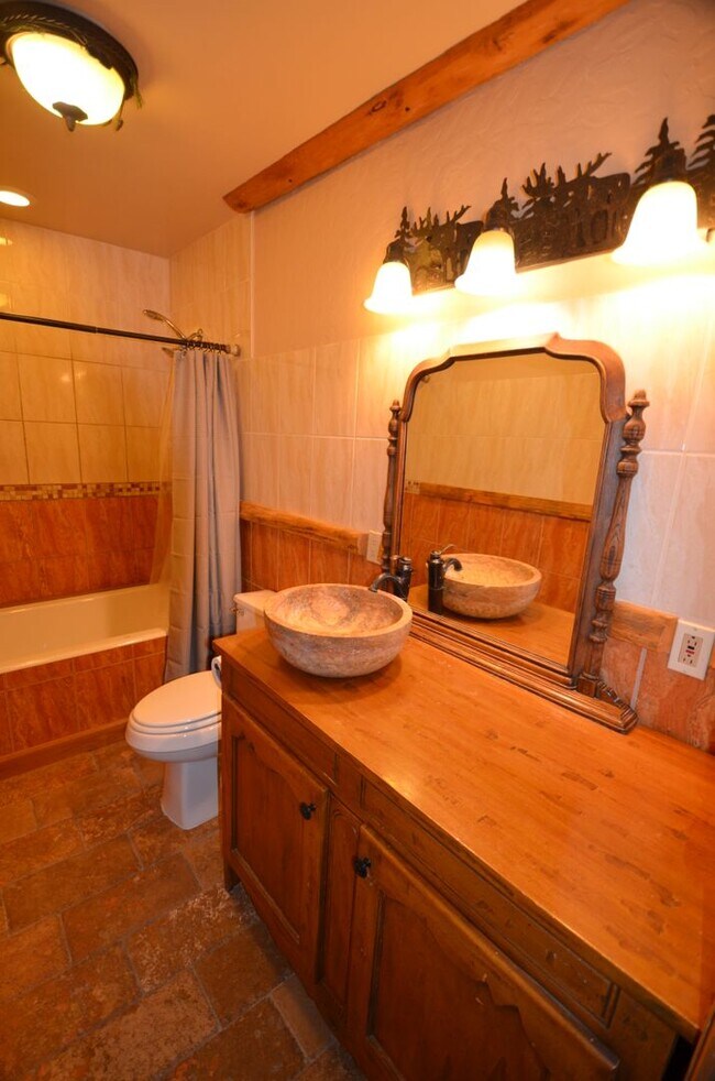 Building Photo - 471 High Point Dr
