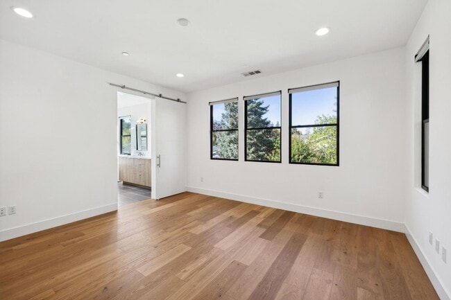 Building Photo - Luxurious Modern Single Family Home in West Menlo Park Available Now!