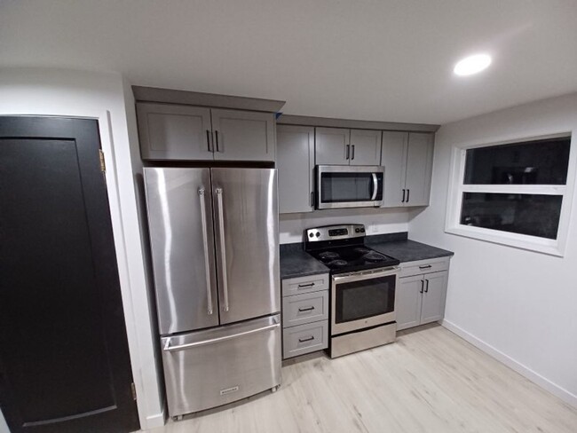 Building Photo - Remodeled! One level, 2 bdrm 1 bath end un...