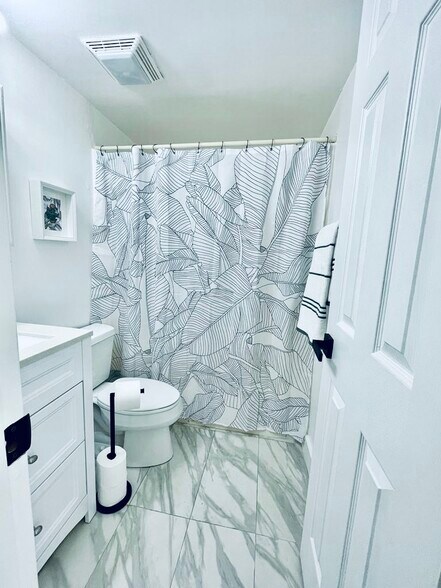 Bathroom - 4158 Tamiami Trl