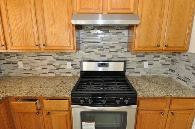 Building Photo - Spacious home for growing family with multiple dining and living areas! HUGE backyard!