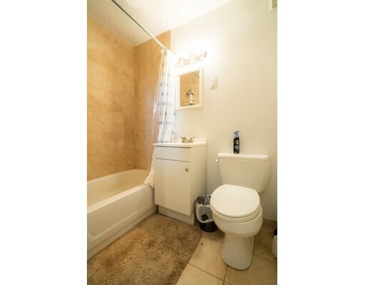 Building Photo - 565 Somerville Ave