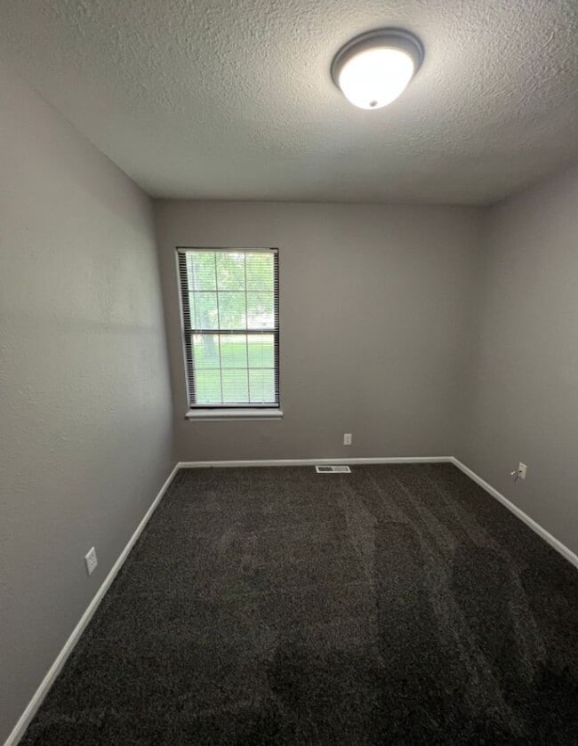 Building Photo - Renovated 3 Bedroom Duplex in Raytown!