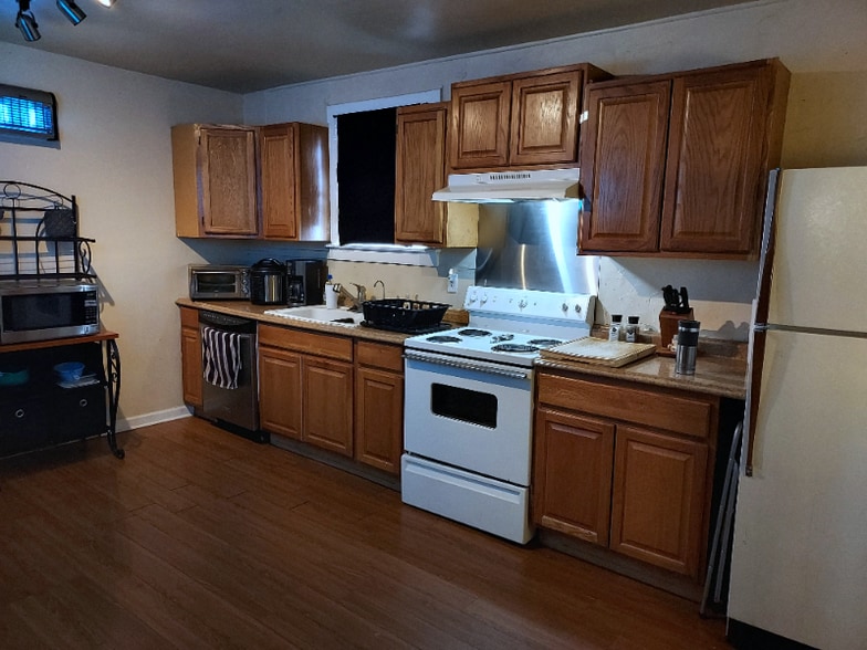 Building Photo - 127 S Main St