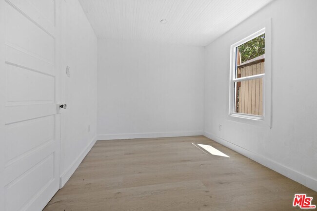 Building Photo - 934 S Mott St