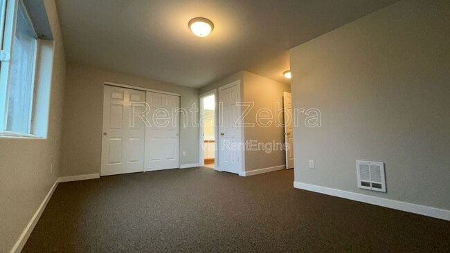 Building Photo - 1945 SW Canyon Dr