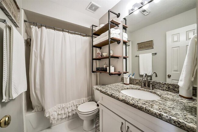 Building Photo - 3711 Pinehurst Dr