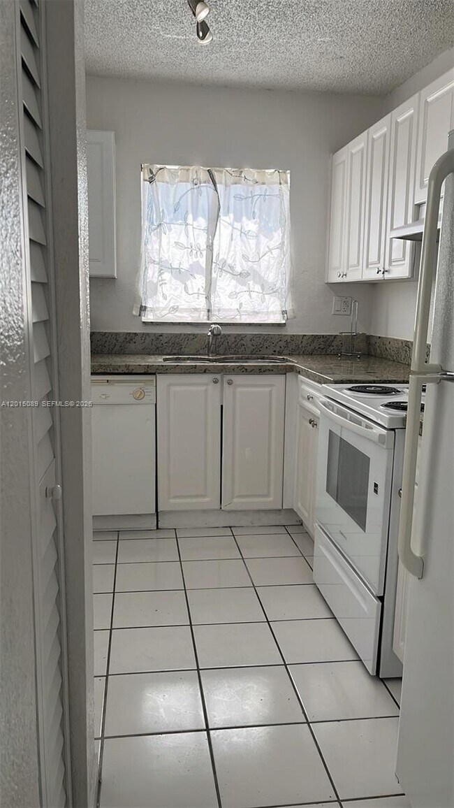Building Photo - 5100 SW 41st St