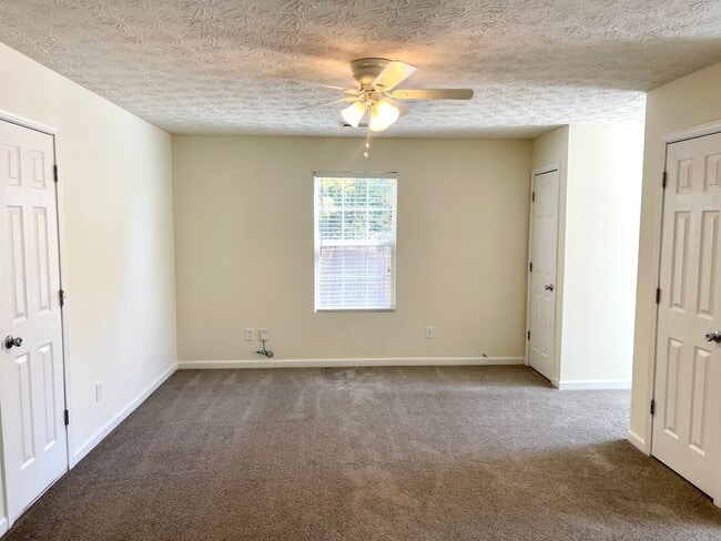 Building Photo - Welcome to this charming 3-bedroom, 3-bath...