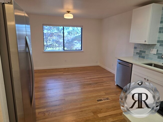 Building Photo - 2 Bedroom, 1 1/2 Bath, Updated!