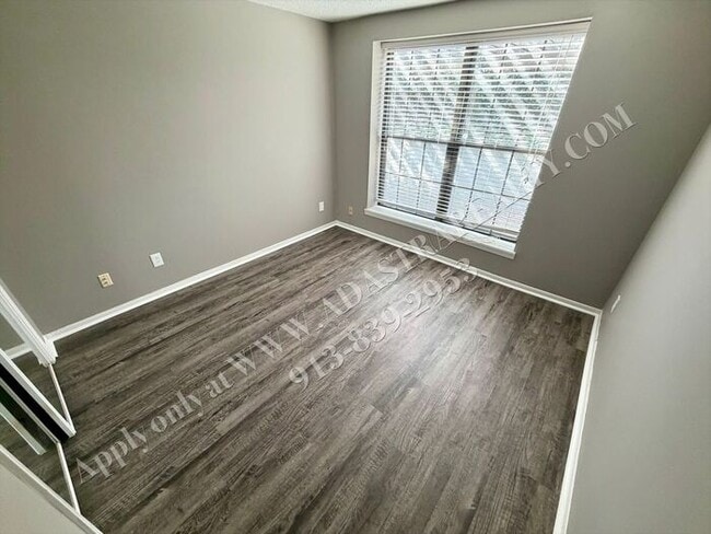 Building Photo - Spacious 2 Bed 2 Bath Ground Floor Unit-Available NOW!!