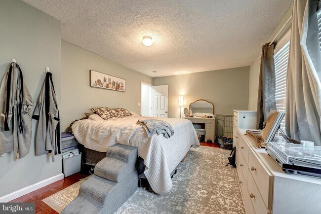 Building Photo - 300 Reneau Way