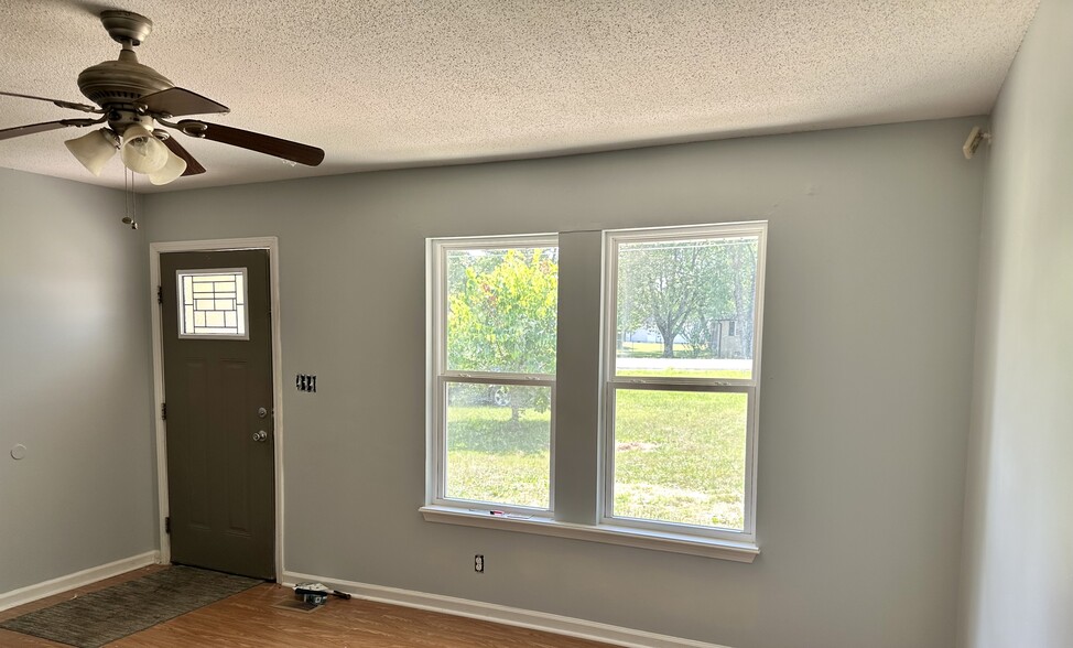 living room - 1137 Rebecca Dr