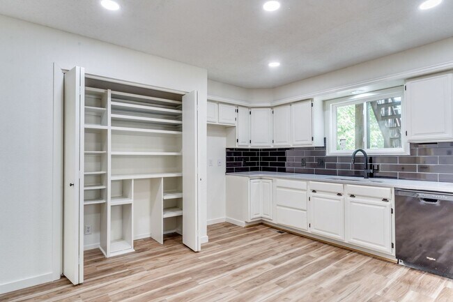 Building Photo - Completely renovated 4 bedroom, 3 bathroom...