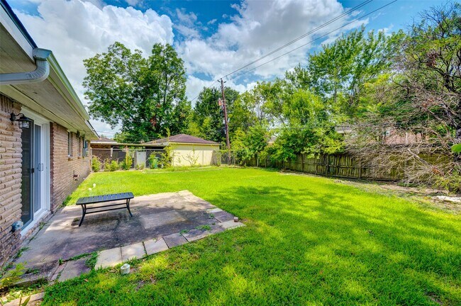 Building Photo - 5451 Loch Lomond Dr