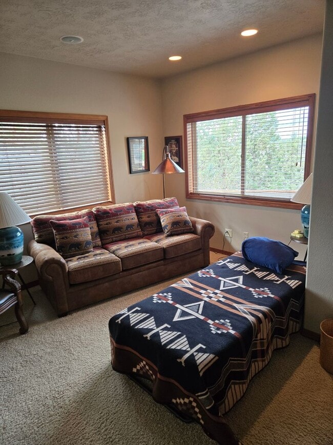 Building Photo - Stunning Views, Executive Home in Equestrian Meadows Redmond