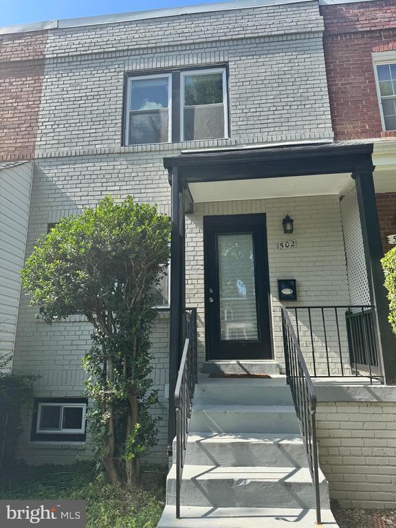 Building Photo - 502 E Nelson Ave